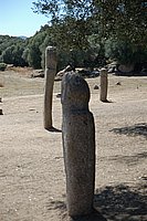 Filitosa, drei Menhirstatuen (Filitosa I, IV und III).JPG